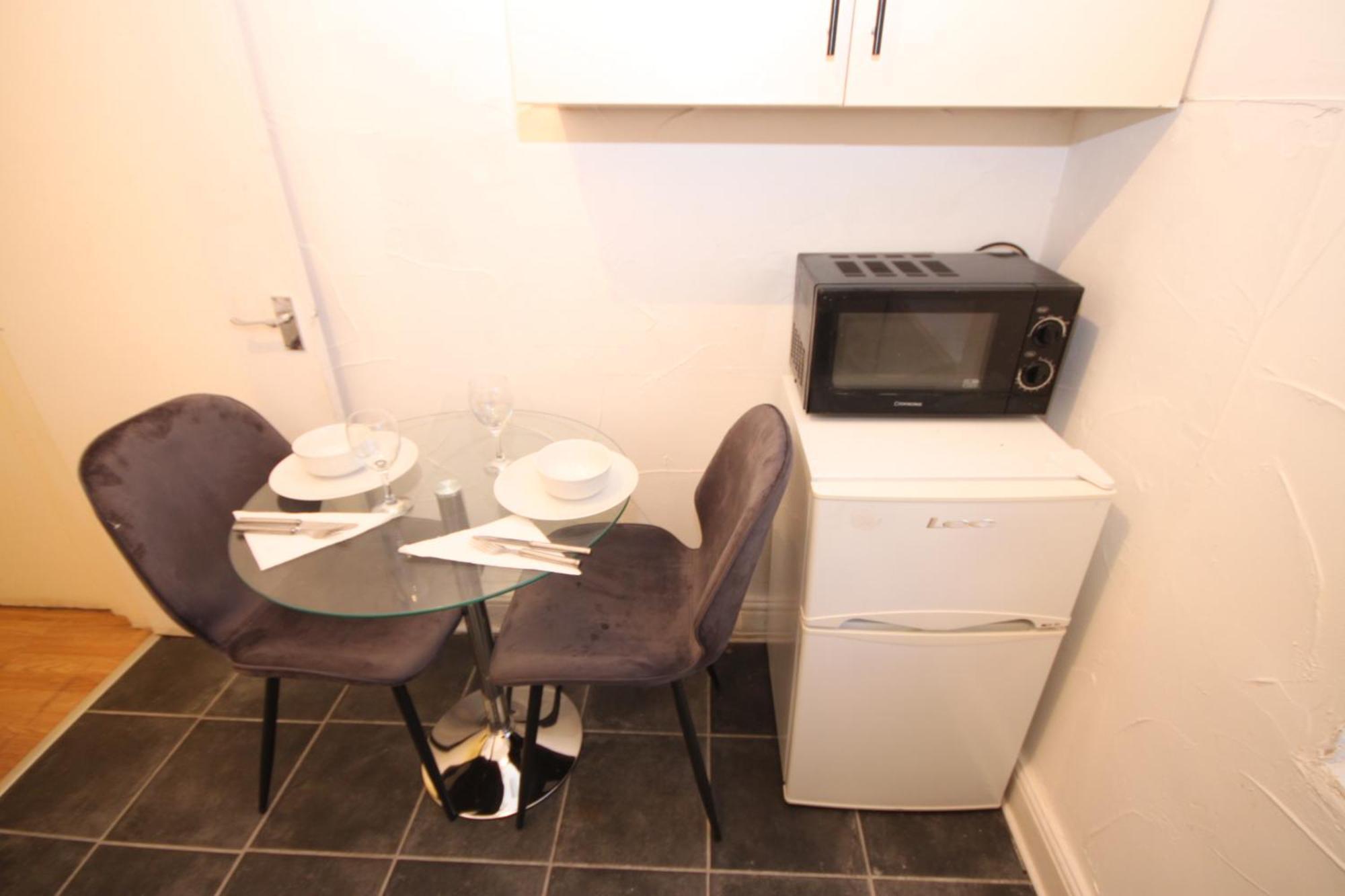 Barton Seaview, Self Catering Studio Apartments, Promenade & Central Beach Location, Families, Couples Or 23 Years Plus Only, Free Parking Blackpool Habitación foto