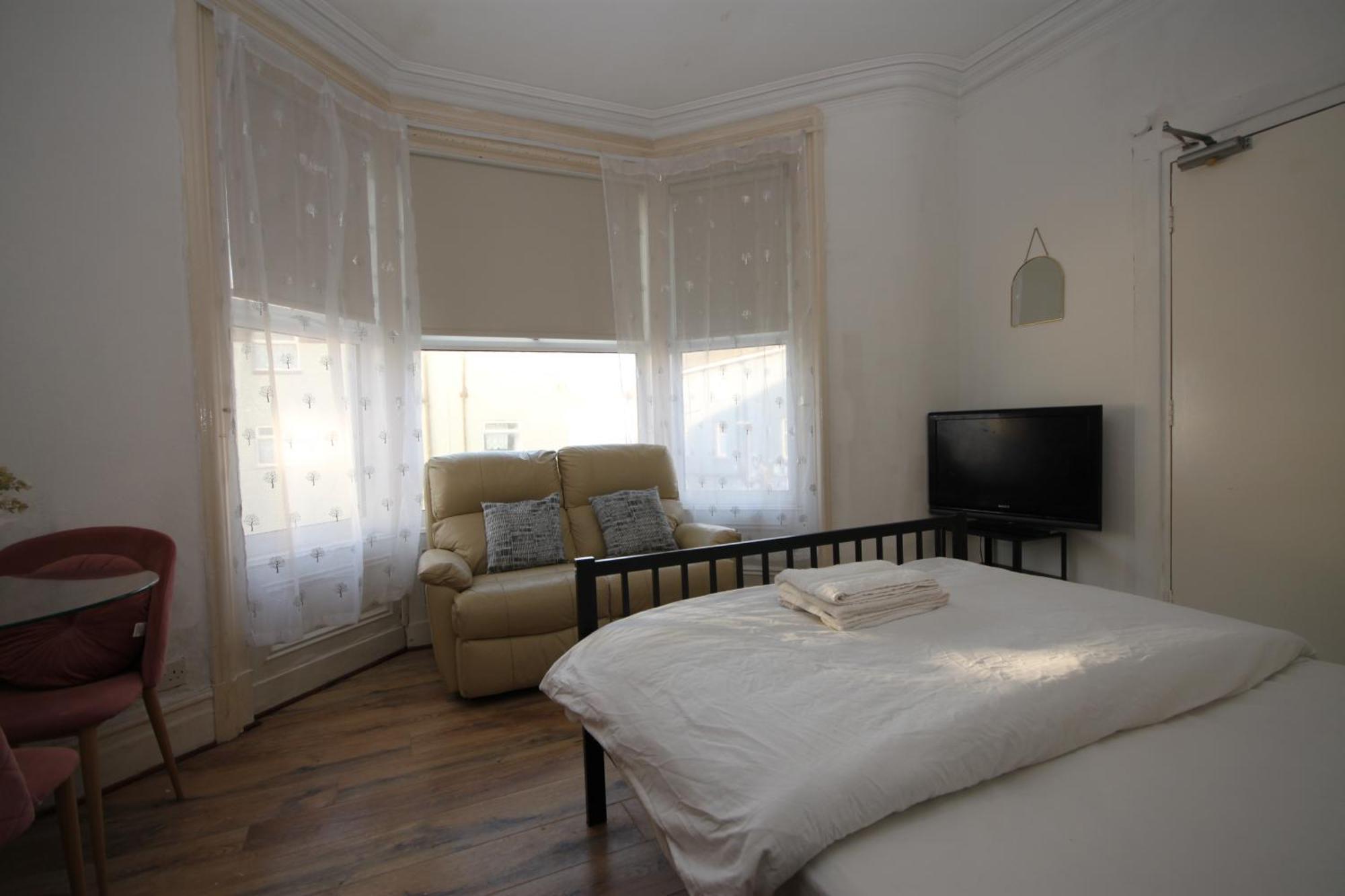 Barton Seaview, Self Catering Studio Apartments, Promenade & Central Beach Location, Families, Couples Or 23 Years Plus Only, Free Parking Blackpool Habitación foto